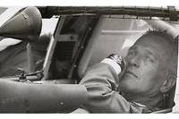   Paul Newman a bord d'une voiture de course, sa Rolex Oyster Perpetual Cosmograph au poignet : une image appartenant a la legende de la montre Daytona.
