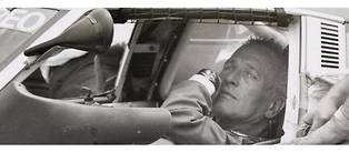 <p style="text-align:justify"><span style="text-autospace:none">Paul Newman à bord d’une voiture de course, sa Rolex Oyster Perpetual Cosmograph au poignet : une image appartenant à la légende de la montre Daytona. </span>
