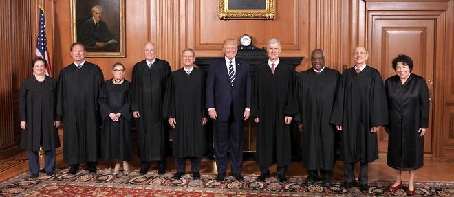 La Cour supreme americaine reunie autour du president Donald Trump en 2017. La juge Ruth Bader Ginsburg, dite << RGB >>, est la troisieme en partant de la gauche.
