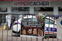 Hommage à Yoav Hattab, Yohan Cohen, Philippe Braham et François-Michel Saada, tués par Amedy Coulibaly à l'Hyper Cacher de la porte de Vincennes.
