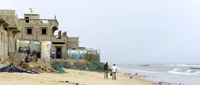 Des maisons en ruine du quartier de Gokhou Mbathe (a Saint-Louis du Senegal ) qui ont ete abandonnees a cause de l'avancee de la mer.
