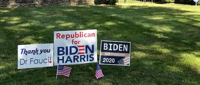 Drapeaux et pancartes marquant le soutien a un candidat fleurissent dans les jardins americains, ici, en Pennsylvanie.
