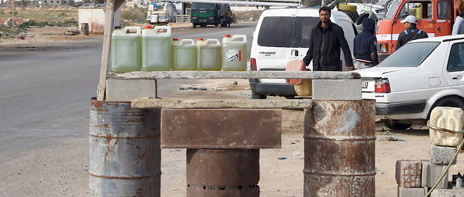 Les marchandises traversant la frontiere illegalement comprennent aussi bien des produits non taxes en Libye que subventionnes par Tripoli.
