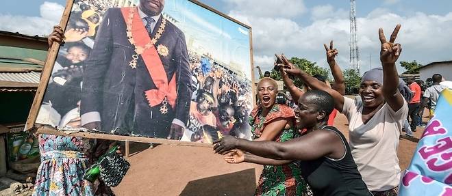 Des partisans de l'ancien president Laurent Gbagbo manifestent a Abidjan apres le rejet de sa candidature.
