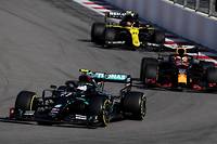 Valtteri Bottas (Mercedes) devance Max Verstappen (Red Bull) sur le circuit de Sotchi.