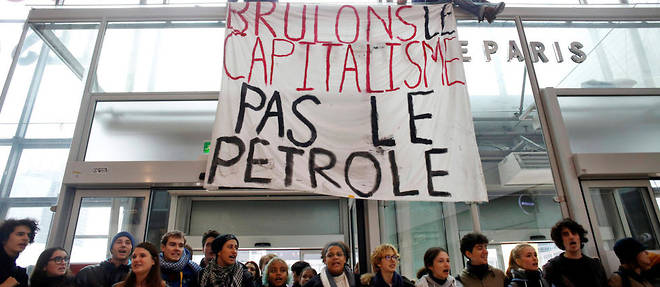 Des manifestants anticapitalistes a La Defense, dans la banlieue de Paris, fin novembre 2019. (Photo d'illustration)
