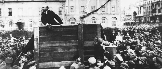 Un discours de Lenine, le leader de la revolution russe, le 5 mai 1920, a Moscou. Alors que ses camarades Kamenev et Trotski sont presents a son cote (sur l'escalier menant a la tribune a droite) sur la photo originale, ils disparaissent, apres leur disgrace politique sous Staline, des archives officielles sovietiques.
