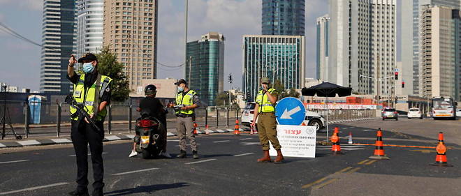 Controles de securite a Tel-Aviv, le 25 septembre.  
