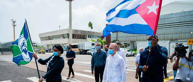L'arrivee de medecins cubains a l'aeroport du Lamentin, pres de Fort-de-France, le 26 juin 2020.
