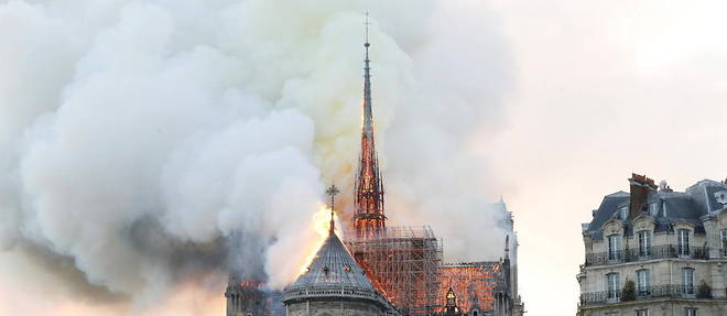 La cathedrale Notre-Dame de Paris, en feu, le 15 avril 2019.
