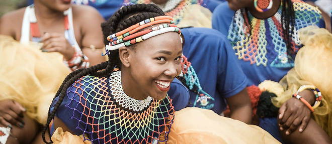Chaque annee, depuis 1995, l'Afrique du Sud celebre la Journee du patrimoine le 24 septembre. Le nom a ete change pour integrer toutes les composantes de la societe sud-africaine. Ici, des femmes vetues de costumes traditionnels zoulous pour commemorer cette journee dediee au depart au roi Shaka.
