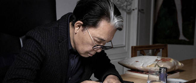 Kenzo Takada photographie dans son bureau en janvier 2019.

