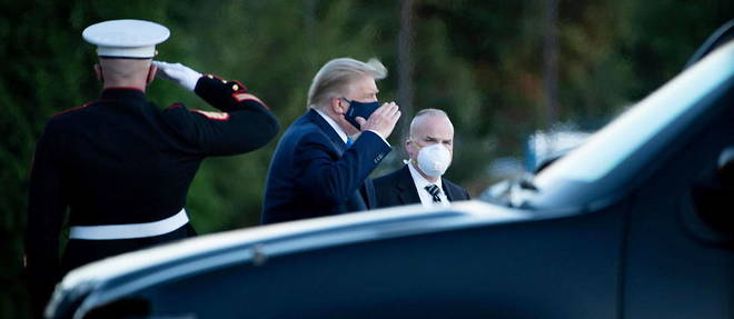 Donald Trump a son arrivee  Walter Reed Medical Center , le 2 octobre, apres avoir ete teste positif au Covid-19.
