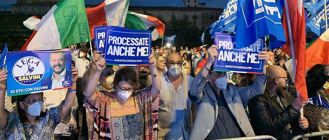 Supporters de Salvini a Catane, en marge du proces de l'ex-ministre de l'Interieur. Sur leurs pancartes, ce slogan : << Jugez-moi aussi >>.
