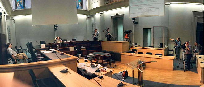 Cameramen et photographes quelques minutes avant l'ouverture du proces de Maurice Papon pour << crimes contre l'humanite >>, en octobre 1997.
