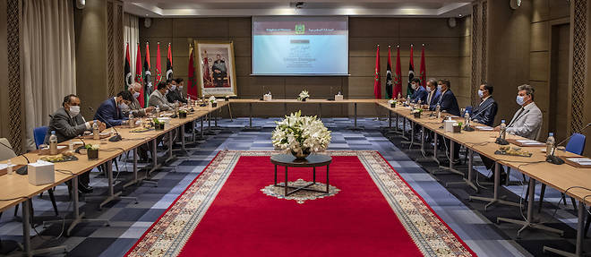 Autour du ministre marocain des Affaires etrangeres, les delegations du Haut Conseil d'Etat libyen et de la Chambre des representants ont pris part au deuxieme round des seances du dialogue interlibyen qui se deroule a Bouznika.
