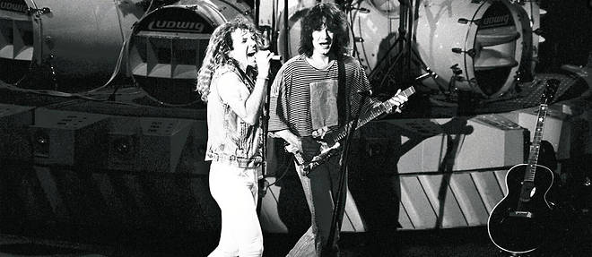 Eddie Van Halen, a droite (avec Sammy Hagar qui remplaca David Lee Roth), en 1989.
