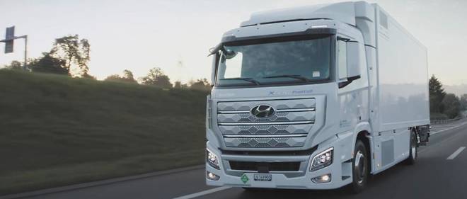 Le XCient Fuel Cell est un camion de 36 tonnes developpe par Hyundai, capable de parcourir 400 kilometres a pleine charge sur un plein d'hydrogene.
