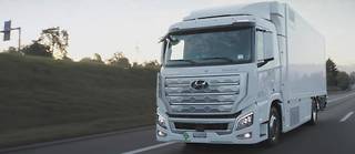 Le XCient Fuel Cell est un camion de 36 tonnes développé par Hyundai, capable de parcourir 400 kilomètres à pleine charge sur un plein d'hydrogène.
