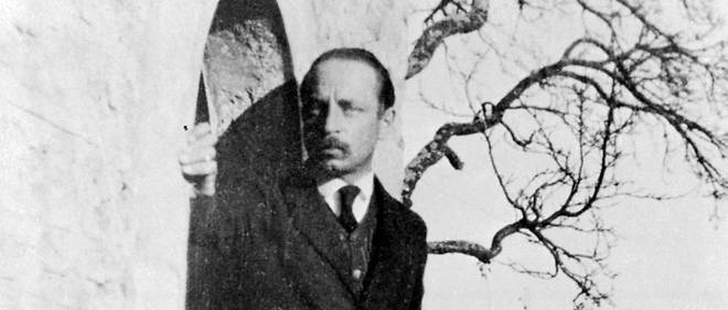 Rainer Maria Rilke en 1923 sur le pas de la porte de son chateau a Muzot en Suisse.  
