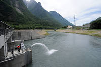 L'ouvrage de Livet, dans la vallee de la Romanche, lors de son edification. C'est la que l'eau de la riviere est deviee vers le tunnel de 10 kilometres pour aboutir a l'usine hydroelectrique de Gavet.
