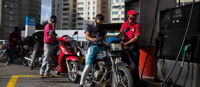 Les files d'attente aux stations-services sont interminables au Venezuela.
