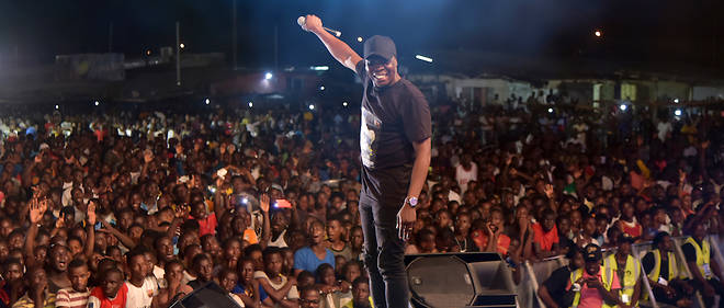 A'Salfo, le leader du groupe ivoirien Magic System, lors d'un concert marquant le coup d'envoi de la << UE-Magic Tour >>, le 14 avril 2019 a Abidjan.
