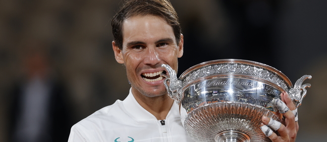 Rafael Nadal a facilement domine Novak Djokovic (6-0, 6-2, 7-5) et remporte son 13 e  Roland-Garros.
