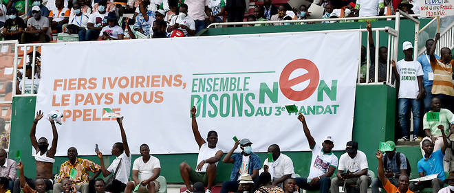L'ancien president Henri Konan Bedie a la tribune du rassemblement de l'opposition, le 10 octobre au stade Felix-Houphouet-Boigny d'Abidjan.
