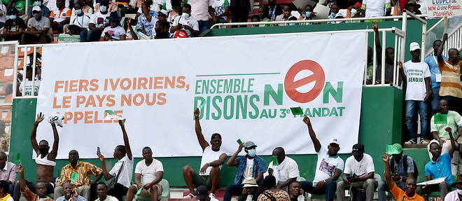 L'ancien president Henri Konan Bedie a la tribune du rassemblement de l'opposition, le 10 octobre au stade Felix-Houphouet-Boigny d'Abidjan.
