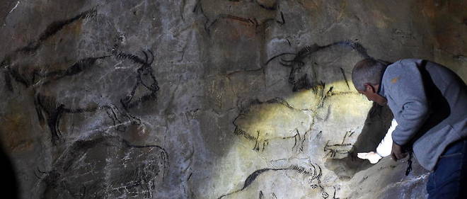 Dans la grotte de Niaux, en Occitanie, datant du paleolithique superieur.  
