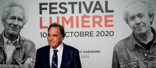 Oliver Stone, a son arrivee a la ceremonie d'ouverture du 12e Festival Lumiere, a Lyon, le 10 octobre.
