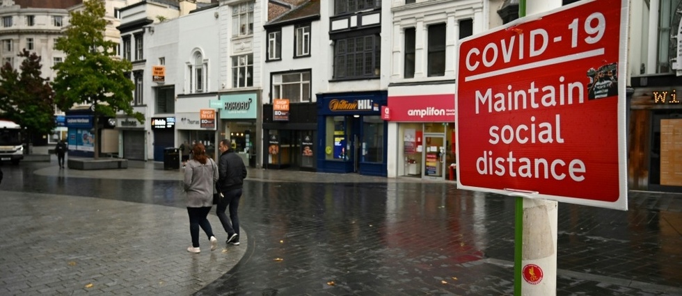 Coronavirus: Johnson ferme les pubs a Liverpool et reactive des hopitaux de campagne