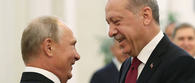 Le president turc Recep Tayyip Erdogan serre la main du president russe Vladimir Poutine en 2018, a Teheran.
