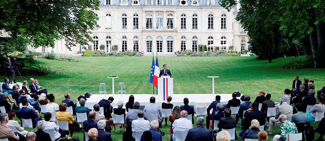 Le president Emmanuel Macron, dans les jardins du palais de l'Elysee, devant les 150 membres de la Convention citoyenne pour le climat, le 29 juin.
