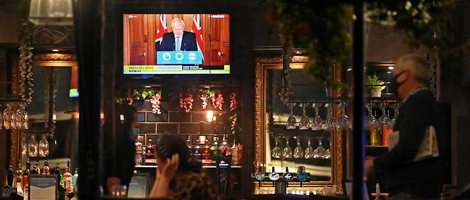 On regarde l'intervention du Premier ministre britannique Boris Johnson dans un pub de Liverpool.
