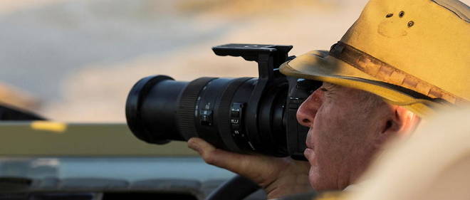 Un homme utilisant un appareil photo dans une reserve du Botswana. (Photo d'illustration)
