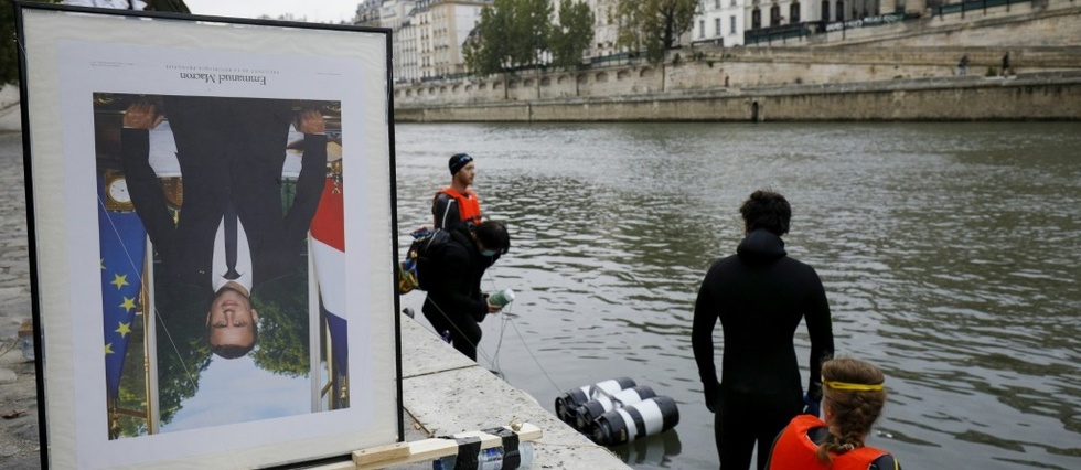 Climat: action a Paris des "decrocheurs" des portraits de Macron