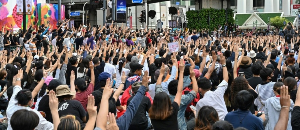 Thailande: dispersion dans le calme des manifestants pro-democratie, appel a un nouveau rassemblement vendredi