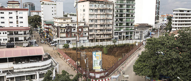 Vue de Conakry, la capitale de la Guinee, ou les chantiers se sont multiplies ces dernieres annees.
