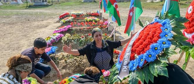 Douleur et fierte a l'enterrement d'un soldat azerbaidjanais