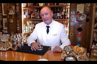 Colin Field, le bartender du Hemingway, au Ritz, place Vendôme, le jeudi 1 er  octobre.
