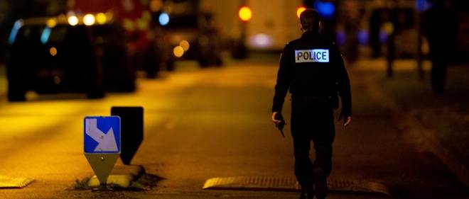 Un policier a Conflans, sur les lieux du drame.
