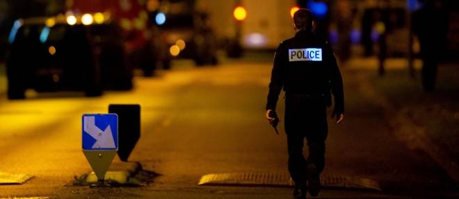 Un policier a Conflans, sur les lieux du drame.
