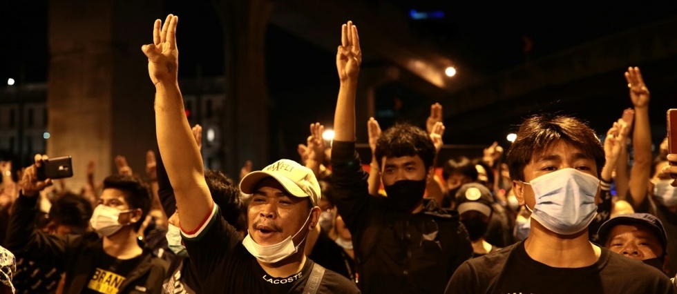 Des dizaines de milliers de manifestants a Bangkok, malgre l'interdiction