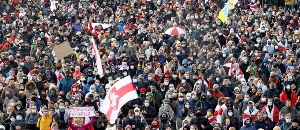 Belarus: des dizaines de milliers de manifestants a Minsk, plus de 200 arrestations