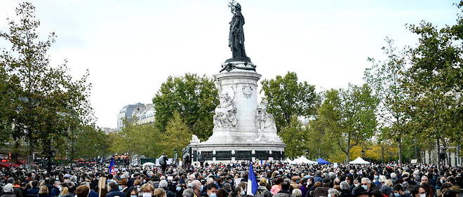 Des milliers de personnes ont rendu hommage a Samuel Paty sur la place de la Republique a Paris.
