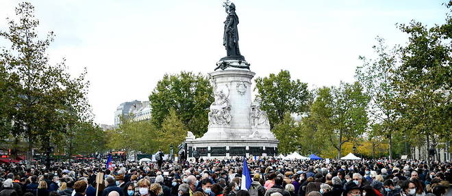Des milliers de personnes ont rendu hommage a Samuel Paty sur la place de la Republique a Paris.
