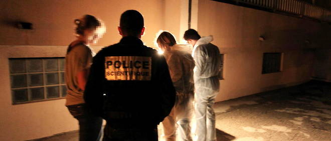 Des techniciens en identification criminelle (TIC) relevent des indices apres que trois personnes de la famille Manunta, dont une fillette agee de dix ans, ont ete blessees par balles le 8 novembre 2011 a Ajaccio.

