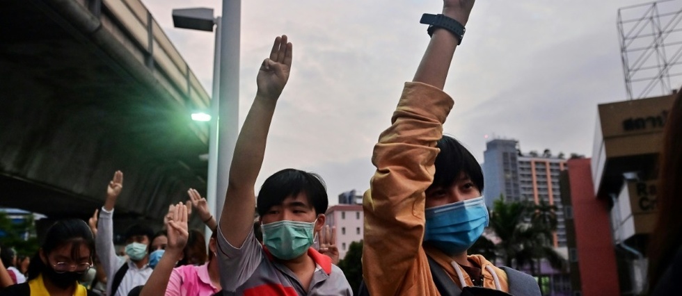 Thailande : un media interdit, baisse d'intensite des manifestations